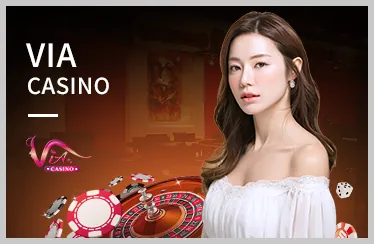 Bàn chơi casino trực tuyến với chip và lá bài